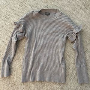 Grey ribbed sweater with ruffle on sleeves